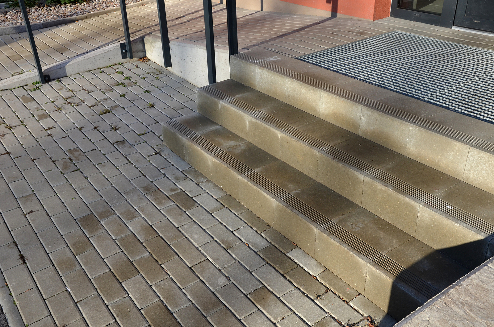 entrance flooring systems - concrete stairs with anti-slip grooves