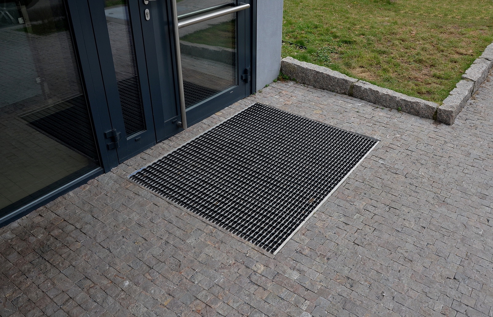 entrance matting systems - industrial mat cleaning zones at the entrance