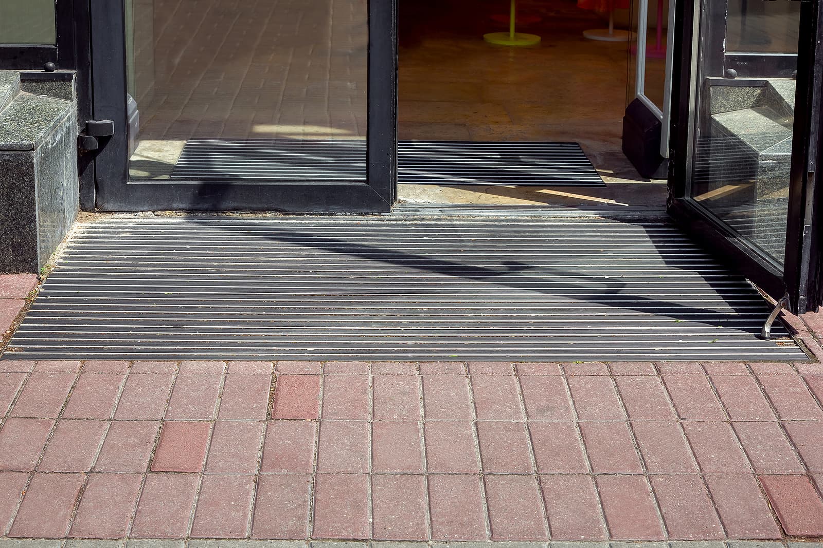 Gradus entrance matting - entrance to the store from a pedestrian sidewalk